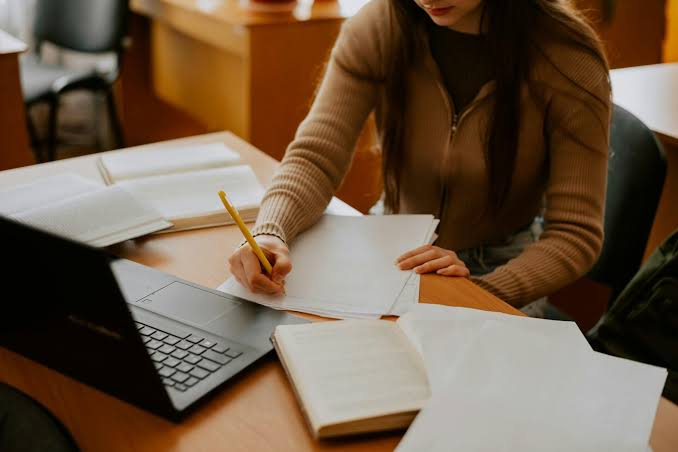 Scrivere Tesi: Strategie Pratiche per Realizzare un Elaborato Accademico di Qualità